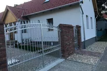 ペンション Fazekas Vendégház