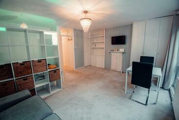 Turist apartmanları Studio Apartment W/ Separate Kitchen & Bath In Highbury Near Shops