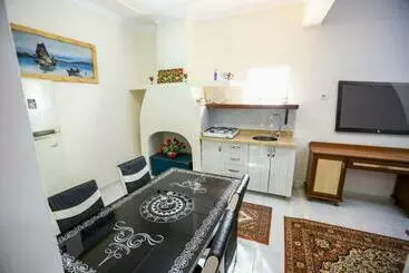هتل آپارتمان Izol Apart Evleri