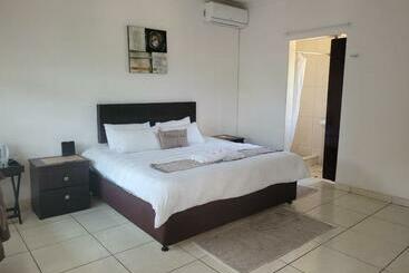 민박 Royal Palms Guest Lodge