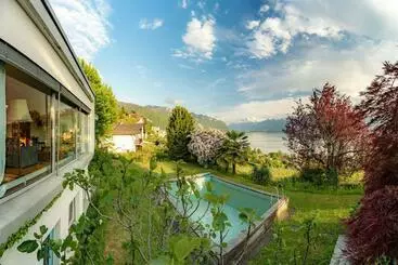 Pensão Ground Floor Rooms With Stunning Lake View & Garden Access