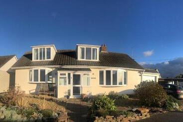 Pisos turísticos Baywatch Mawgan Porth Spacious Home Sleeps 9, Games Room, Parking & Garden