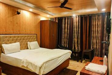 هتل Mauji S Legacy