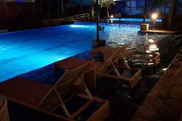 公寓式酒店  Horizon 101, A5 Free Pool Studios Near Mall Bar