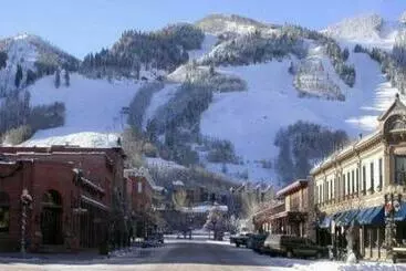 Hotel Luxury 1 Bedroom Downtown Aspen Vacation Rental With Access To A Heated Pool, Hot Tubs, Game Room An