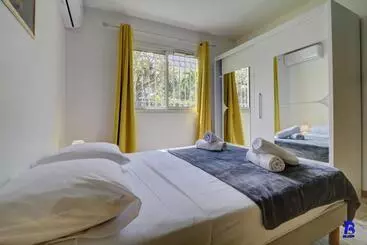 آپارتمان‌های توریست‌ها Appt Léo Avec Piscine Et Jardinet, 4 Personnes Situé à La Saline Les Bains