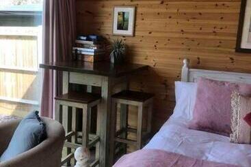 Apartamenty turystyczne Self Contained Garden Studio With Stunning Views