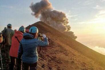 ホテル Stromboli Trekking Accommodation   Room And Excursion For 2 Included