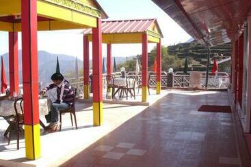 בית מלון כפרי Crystal Palace Dhanaulti