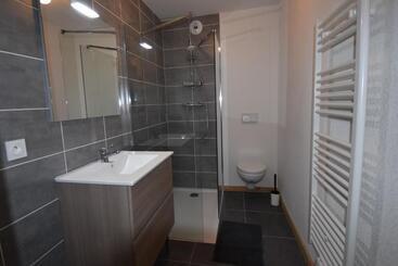 ツーリストアパートメント Vaujanylocations   La Cabane De Maurice