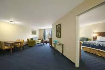 هتل Days Inn & Suites By Wyndham Altoona