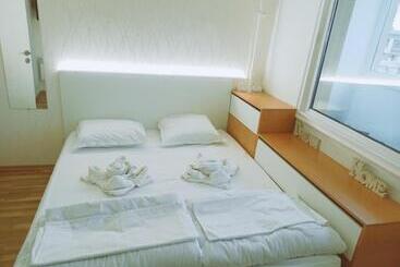 ツーリストアパートメント апартамент арена бургас