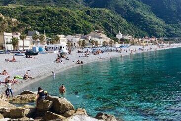 تختخواب و صبحانه Scilla Upper Town