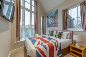 Жильё для туристов The Old School Room   The Lace Market