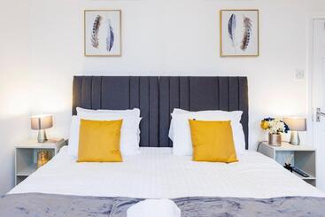 آپارتمان‌های توریست‌ها Lovely 2 Bd Hse With Parking Near Excel