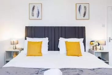 آپارتمان‌های توریست‌ها Lovely 2 Bd Hse With Parking Near Excel