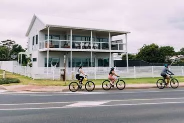 ツーリストアパートメント ōshen   Sleeps12 Gym Kayak Mountnbike Beachfrnt