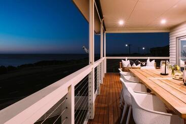 Apartamentos turísticos ōshen   Sleeps12 Gym Kayak Mountnbike Beachfrnt