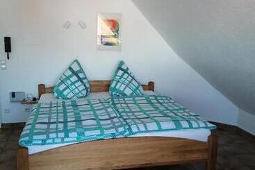 Жильё для туристов Ferienwohnung Hengnau In Wasserburg Am Bodensee