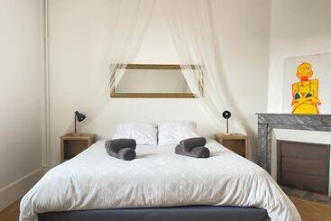 ツーリストアパートメント Domfront Bnb : Chic & Confort