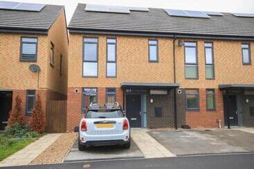 Apartaments turístics Heartswood Home Modern 3 Bedroom, Double Driveway