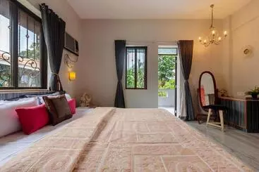Appartements touristiques Sunshine Bloom By Stayvista   Your Oasis With Pool, Lawn, Gazebo, And Poker Table