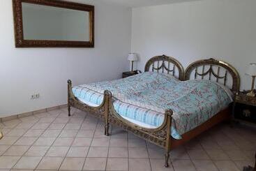 شقق خاصة سياحية Ferienwohnung Im Palais Rosenlund