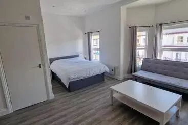 ツーリストアパートメント Sea View Stay 17 Princes Road
