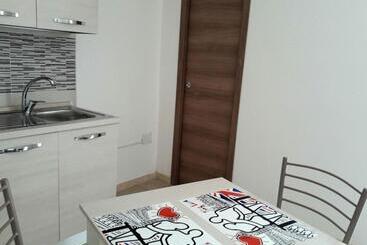 تختخواب و صبحانه Fly To Napoli