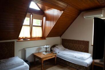 膳宿费 Sarok Vendégház