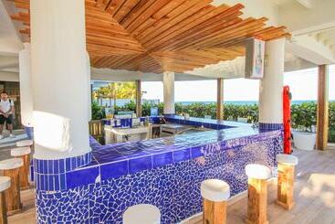 هتل On Vacation Blue Reef