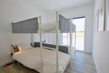 דירות לתיירים Sandra Apartment   Ferrel, Sunny Balcony, Shared Pool