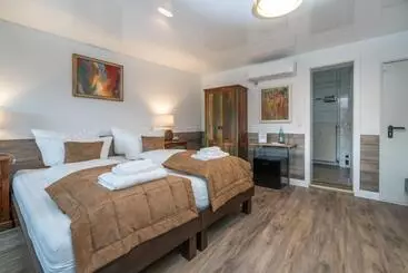 ユースホステル Risa Hotel Village   Engel & Kreuz