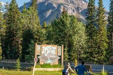 אתר נופש Johnston Canyon Lodge & Bungalows