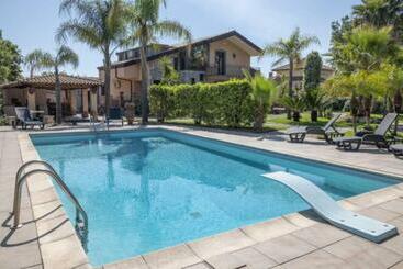 Жильё для туристов Villa Etna Da Mare Xenia Sicily Villas