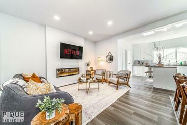 آپارتمان‌های توریست‌ها Elegant 4 Bdrm Ravine Home I W King Bed I Fireplace I Foosball & Fast Wifi!