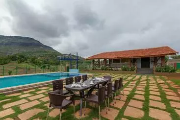 Apartamente turistice Stayvista S Ficus Farms   Mountain View Haven With Rustic Artsy Interiors, Outdoor Pool, Glasshouse