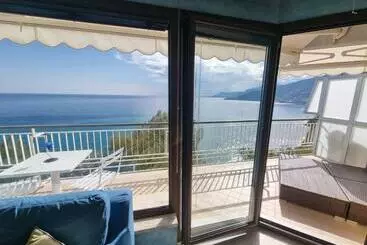 Appartamenti turistici Cliffside Apartment With Stunning Riviera Views