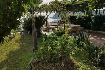 Appartamenti turistici Appartamento Incantevole In Villa, Vista Mare