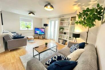 דירות לתיירים Lovely 2 Bedroom Bristol Apartment. Free Parking