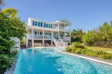 ツーリストアパートメント Contemporary Waves By Brightwild Huge Pool, Dock