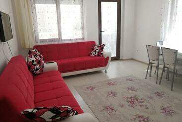 Apartaments turístics Summer House With Mountain View, 10 Minutes Walking Distance From The Sea