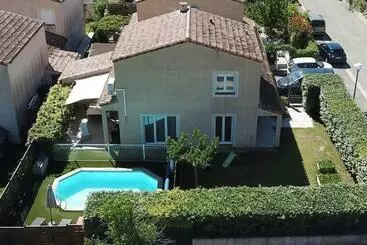 Vakantie-appartementen Maison Avec Piscine, Idéale Famille Avec Enfants