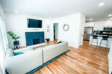 דירות לתיירים All New! King Bed! 3 Miles To Downtown!