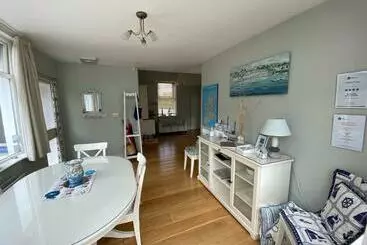 ツーリストアパートメント Cedar Cottage