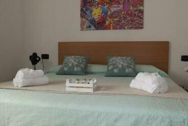 Turist apartmanları Yellow House Cir 12040