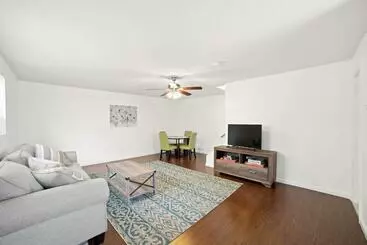 ツーリストアパートメント Historic Beach Escape Entire Apartment D