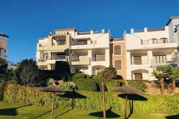 Apartamenty turystyczne Marbella, Los Arqueros Golf & Country Club, Sleeps 7 Plus 1 Child