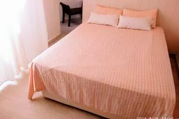 آپارتمان‌های توریست‌ها Valencian Dreams Of The Proletariat