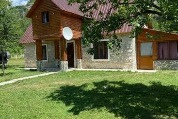 Bed & Breakfast Bujtina Pllumi Theth